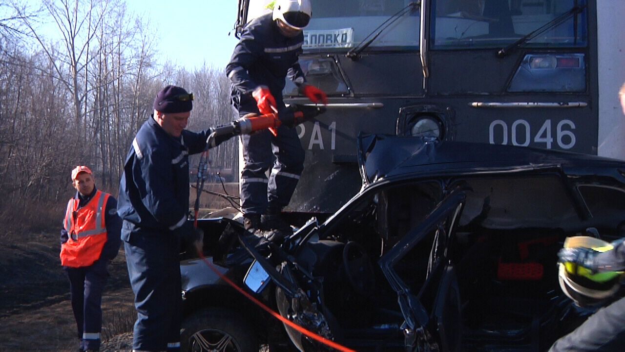 У Росії поїзд розчавив легковик на ж / д переїзді: є жертви