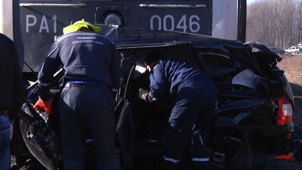 У Росії поїзд розчавив легковик на ж / д переїзді: є жертви