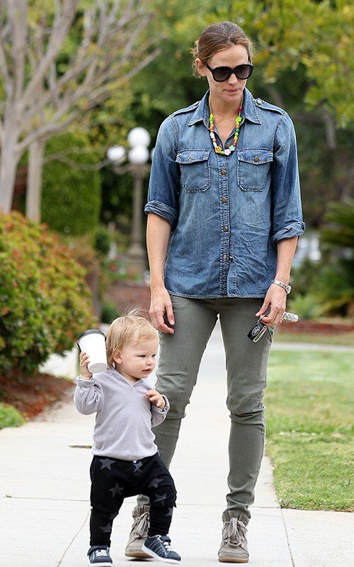 Дженнифер Гарнер отправилась на шоппинг с детьми 