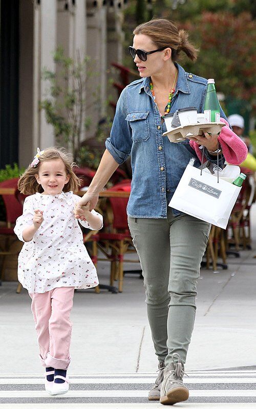 Дженнифер Гарнер отправилась на шоппинг с детьми 