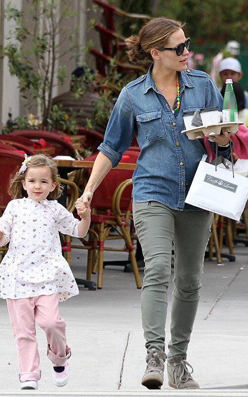 Дженнифер Гарнер отправилась на шоппинг с детьми 