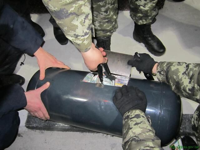 На Харківщині в газовому балоні знайшли 39 млн рублів