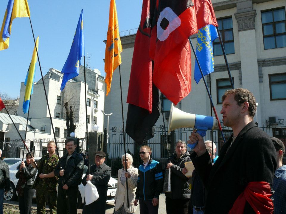 Націоналісти закидали портрет Урганта помідорами