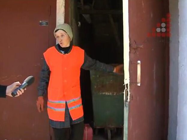Уборщица божится, что не распознала флаг Украины