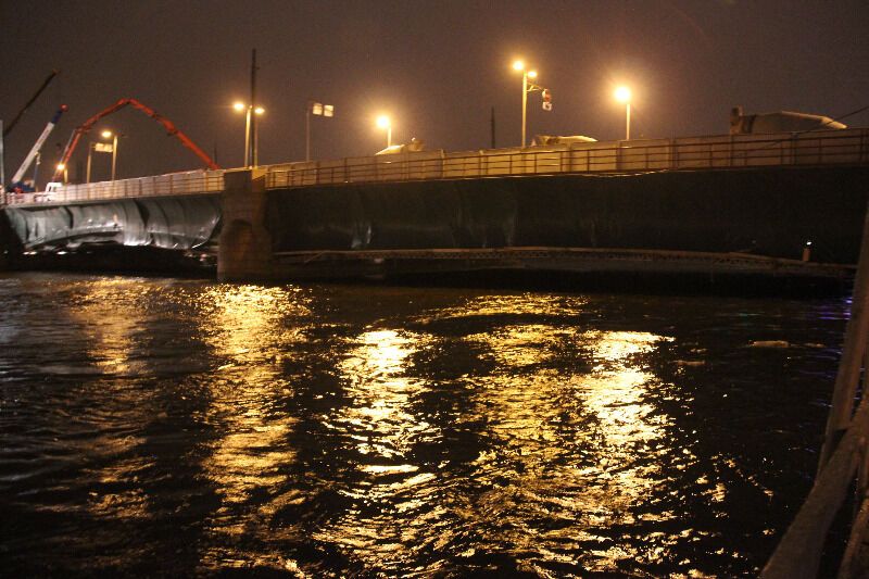 В Санкт-Петербурге от удара об опору Дворцового моста затонул катер