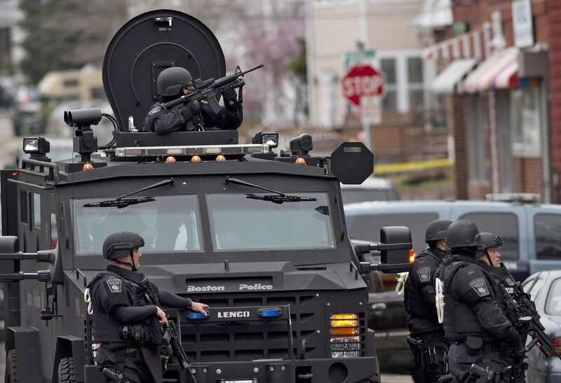 Полиция окружила дом, где укрылся бостонский террорист