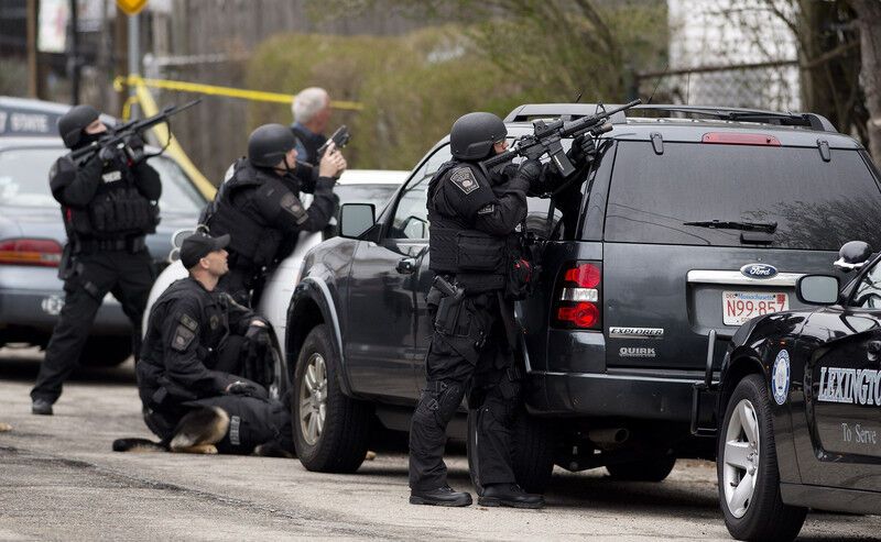 Полиция окружила дом, где укрылся бостонский террорист