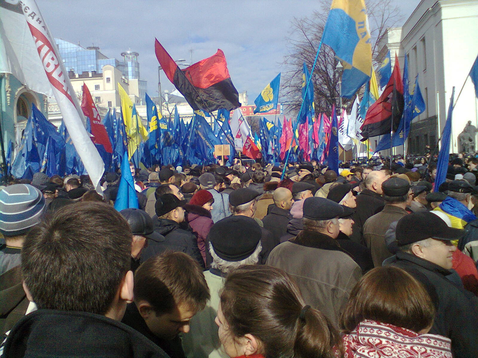 У Ради зібралося 5 тис. прихильників опозиції. Відео