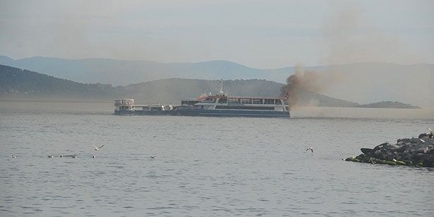 Десятки туристов эвакуировали с горящего парома в Турции