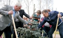 Дети помогли Януковичу посадить елку