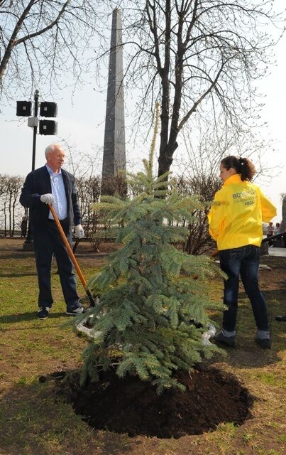 Азаров на субботнике тоже посадил елку