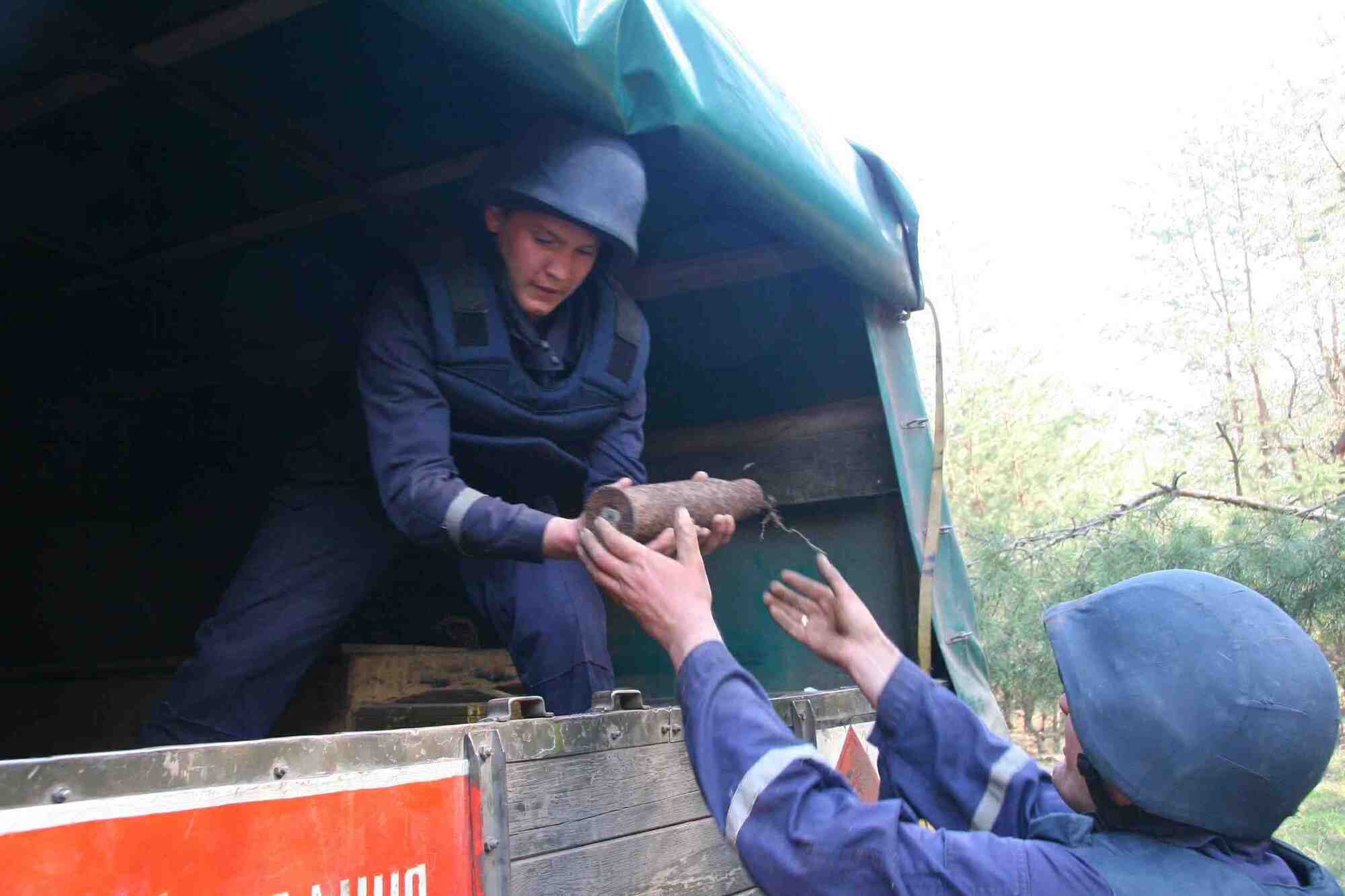 На Харьковщине подорвали 100 боеприпасов ВОВ