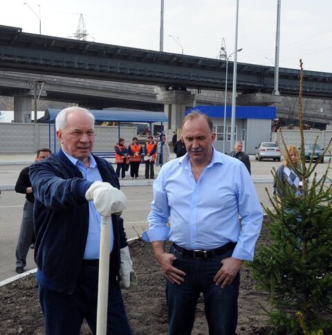 Азаров на субботнике тоже посадил елку