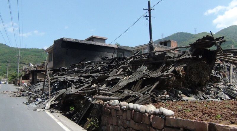 Землетрясение в Китае: 157 жертв, 5,7 тысячи пострадавших