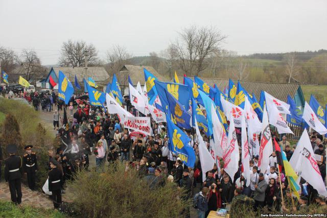 В Холодном Яру разорвали и растоптали флаги Партии регионов