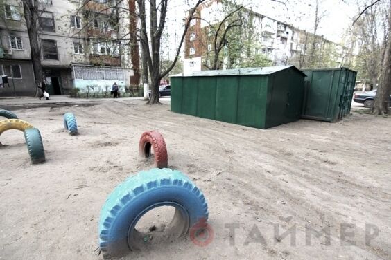 В Одесі гараж встановили прямо на дитячому майданчику