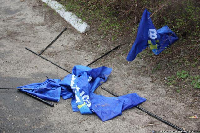 В Холодном Яру разорвали и растоптали флаги Партии регионов