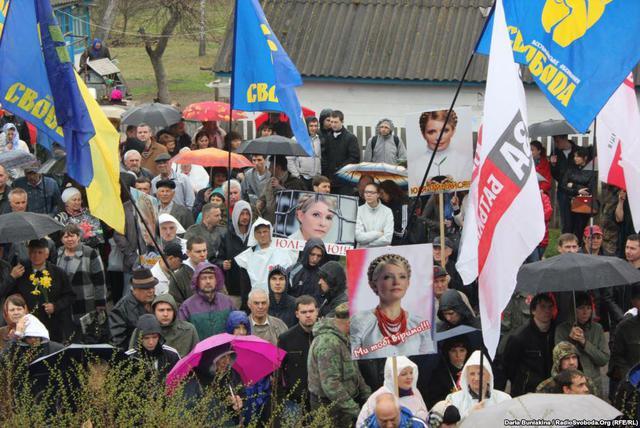 У Холодному Яру розірвали та розтоптали прапори Партії регіонів