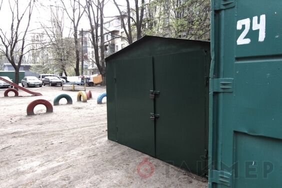 В Одессе гараж установили прямо на детской площадке