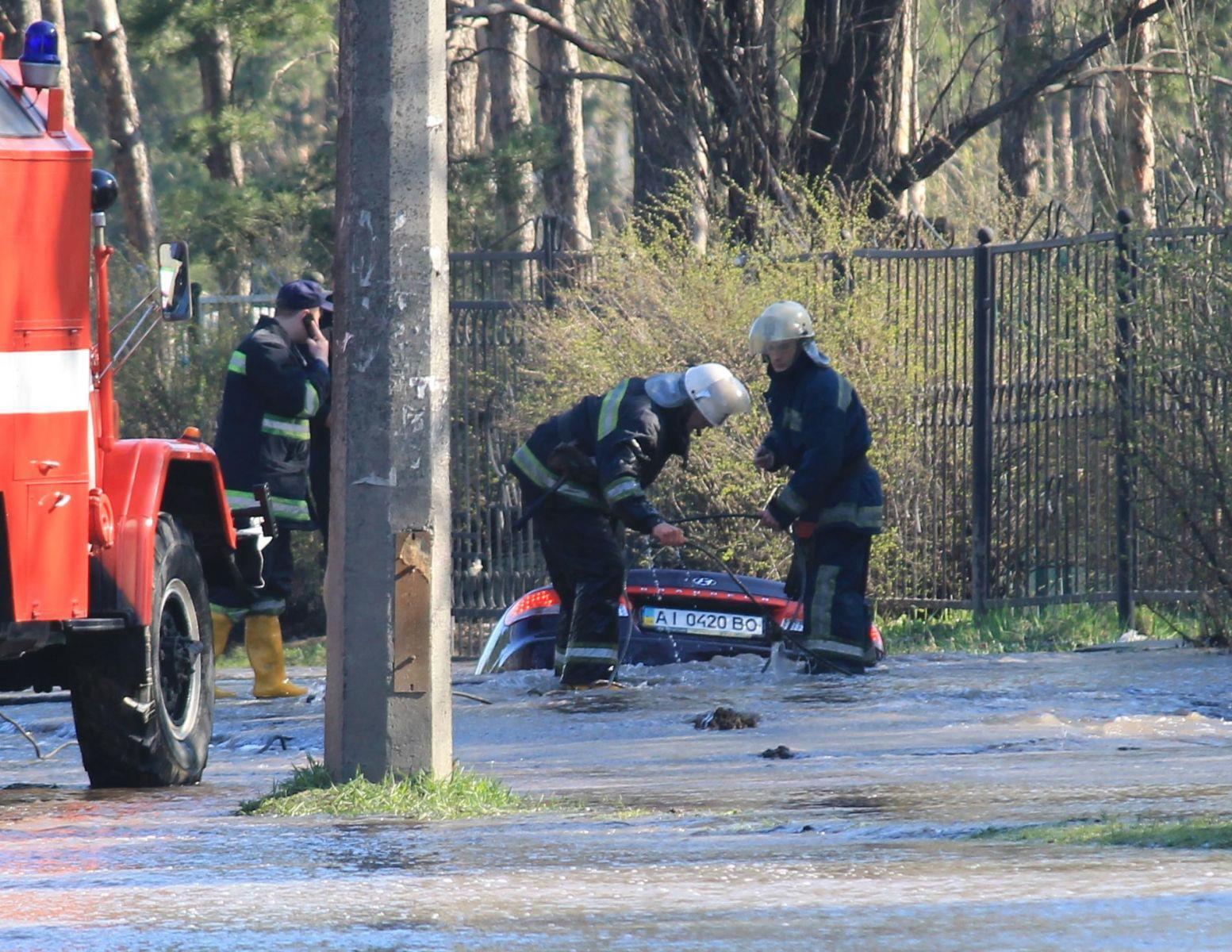 В Киеве автомобиль провалился под асфальт