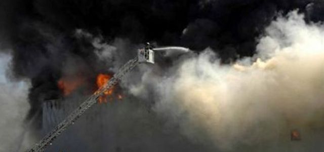 На химзаводе вблизи Стамбула возник крупный пожар