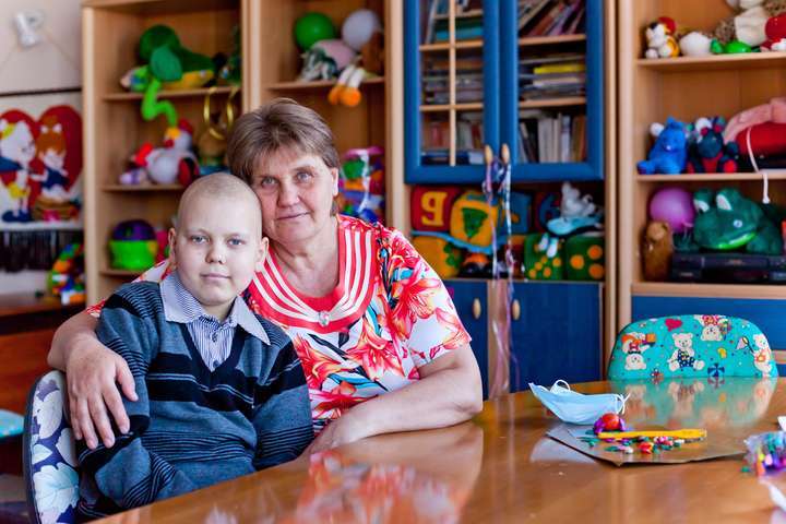 Украинцы спасают больного раком ребенка, которого обокрала сотрудница банка