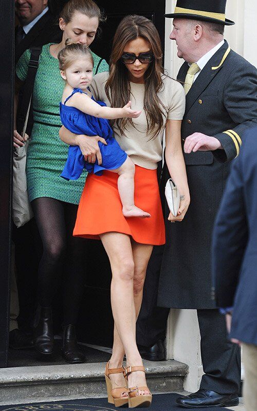 Виктория Бекхэм использует дочь в качестве аксессуара