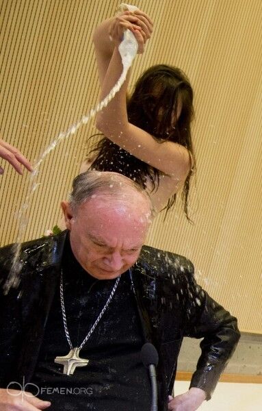 Активистки FEMEN напали на главу католиков Бельгии