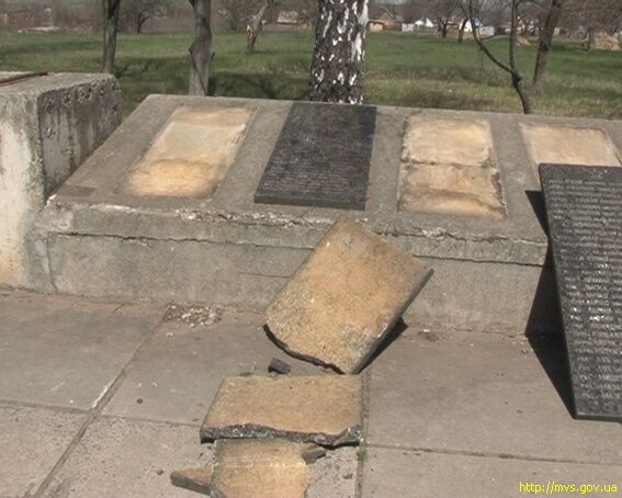 На Кіровоградщині затримано хуліганів, котрі поглумилися над могилою загиблим воїнам