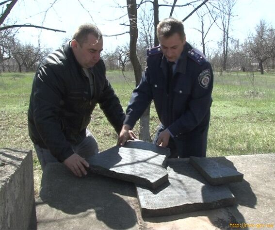 На Кіровоградщині затримано хуліганів, котрі поглумилися над могилою загиблим воїнам