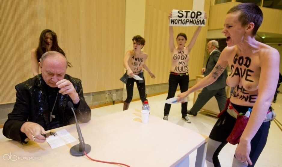 Активистки FEMEN напали на главу католиков Бельгии