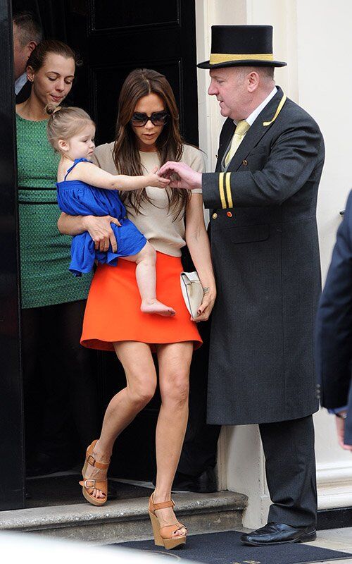 Виктория Бекхэм использует дочь в качестве аксессуара