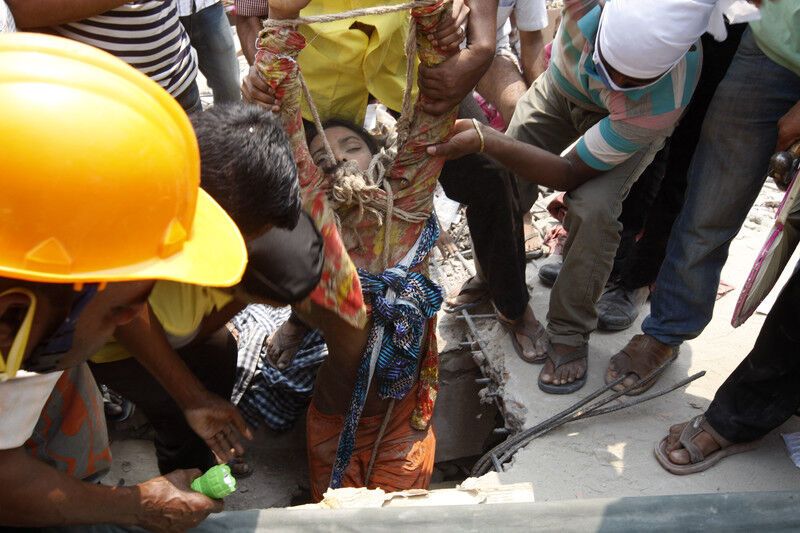 Под завалами здания в Бангладеш уже 247 погибших