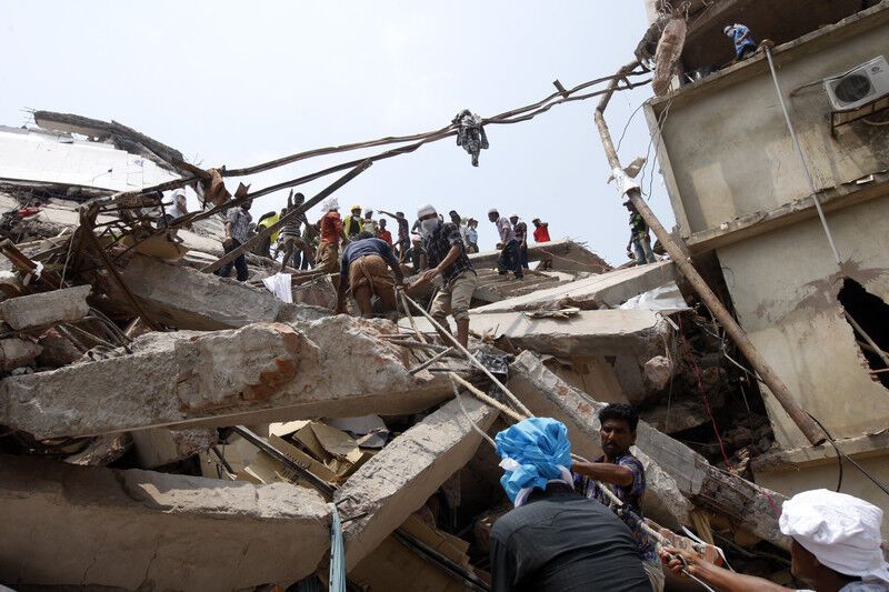 Під завалами будівлі в Бангладеш вже 247 загиблих
