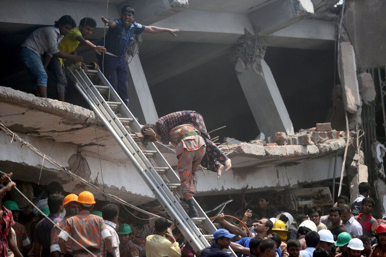 Число жертв обрушения здания в Бангладеш достигло 260
