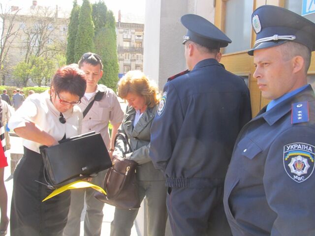 Міліція не пускала депутатів і журналістів до Черкаської облради