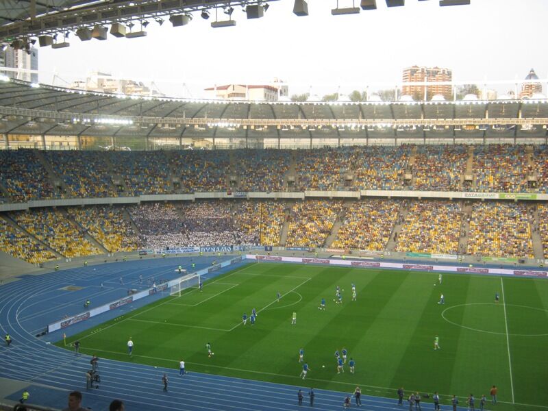 "Олимпийский" встретил "Динамо" и "Днепр" пустыми трибунами. Фото