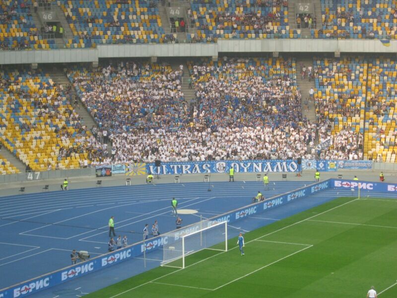 "Олимпийский" встретил "Динамо" и "Днепр" пустыми трибунами. Фото