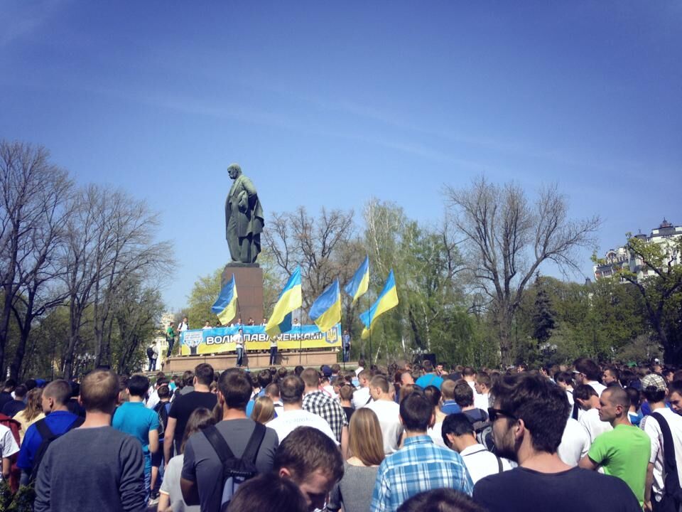 Фанаты "Динамо" и "Днепра" блокировали центр Киева