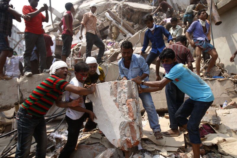 В Бангладеш арестованы владельцы рухнувшего здания