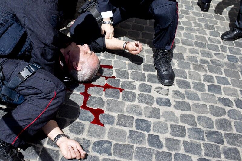 В результате стрельбы в Риме ранили случайную прохожую