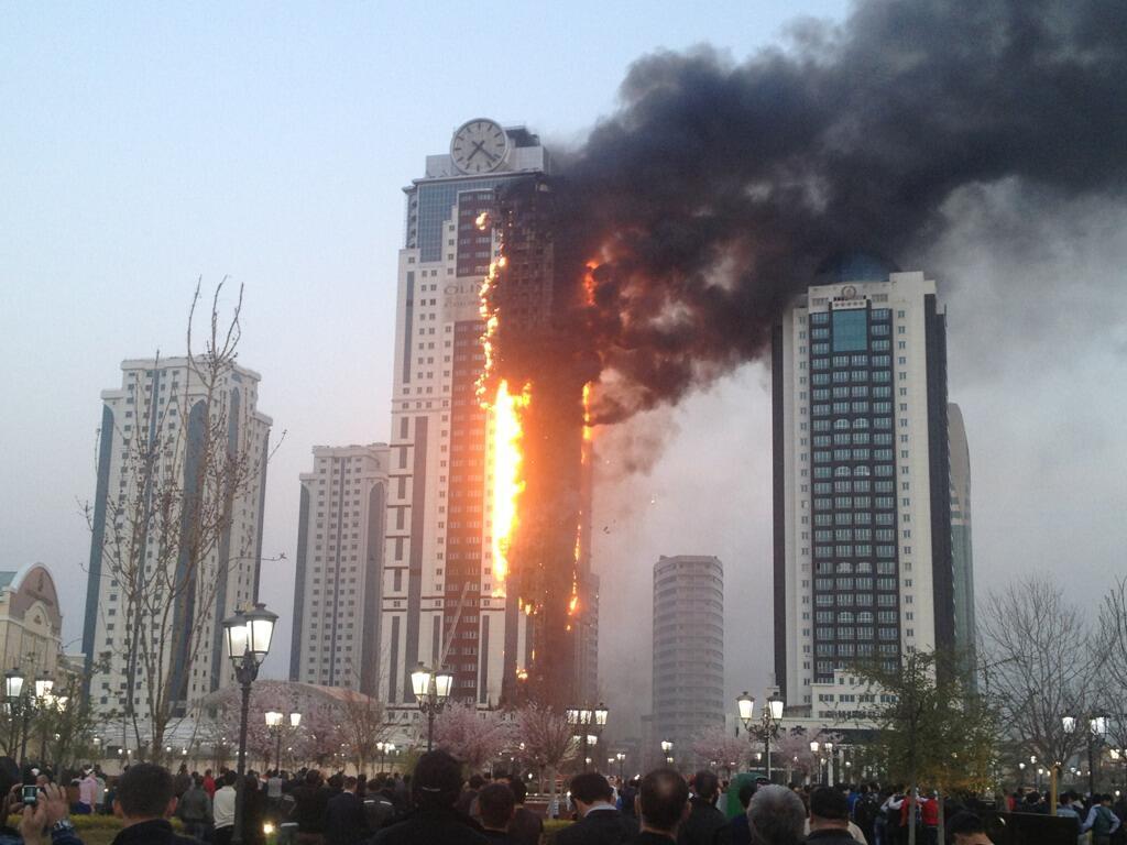 В высотке в Грозном горят все этажи, кроме первого. Видео