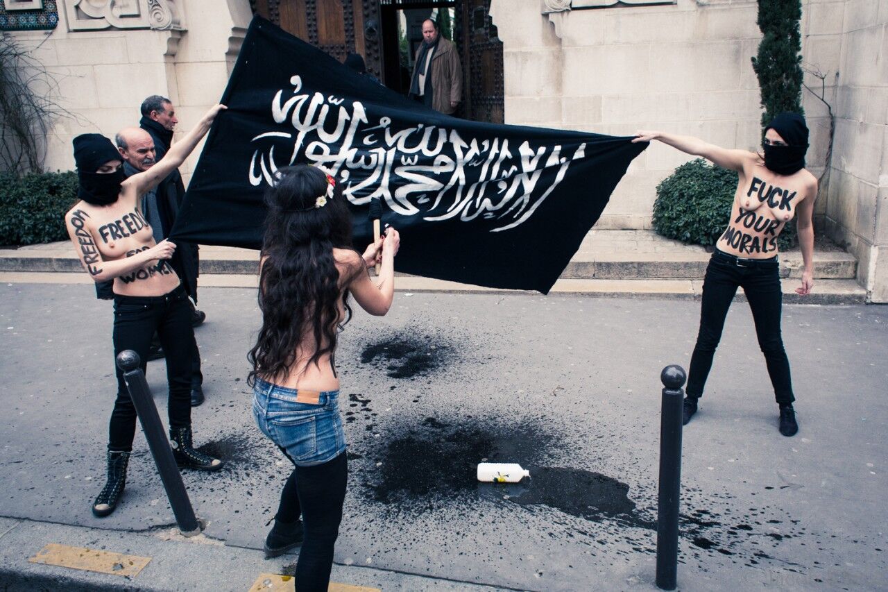 FEMENистки сожгли флаг салафитов возле главной мечети Парижа