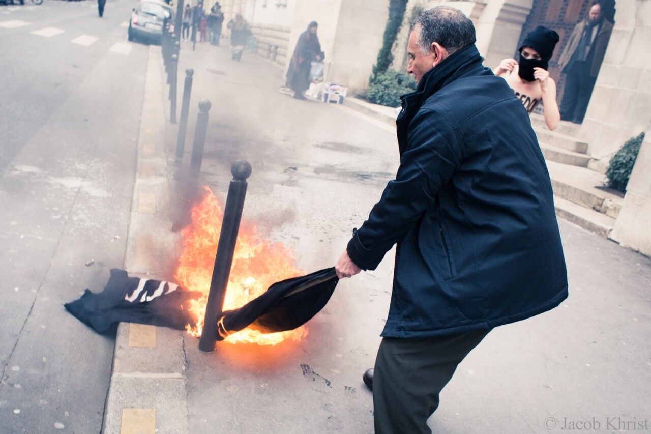 FEMENистки сожгли флаг салафитов возле главной мечети Парижа