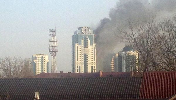 В центре Грозного горит элитная многоэтажка. Видео