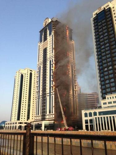 В высотке в Грозном горят все этажи, кроме первого. Видео