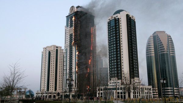 В высотке в Грозном горят все этажи, кроме первого. Видео