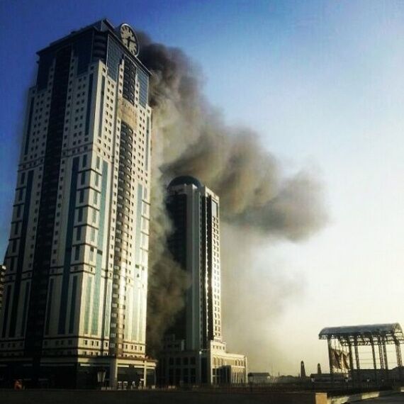 В высотке в Грозном горят все этажи, кроме первого. Видео