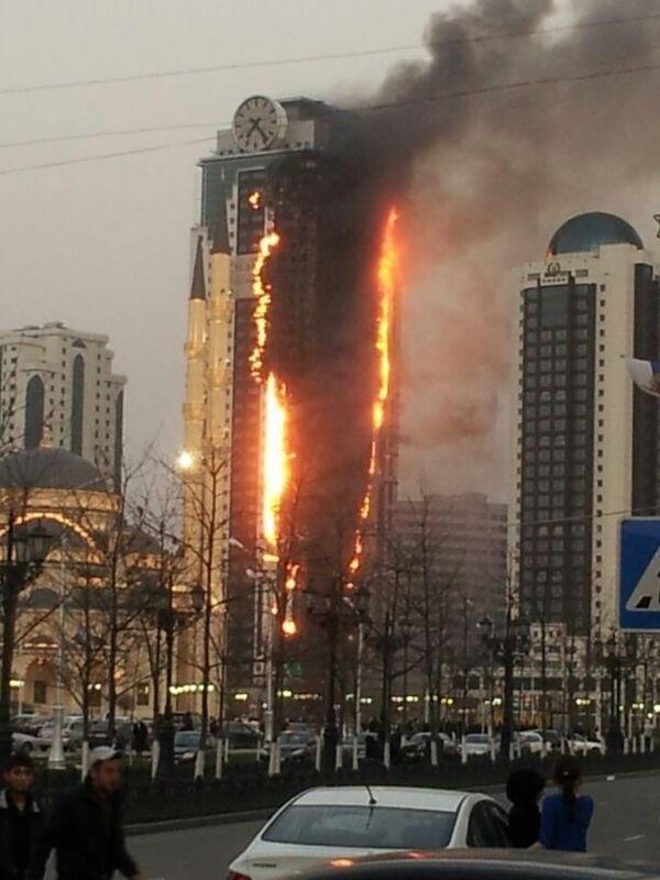 Названа попередня причина пожежі в багатоповерхівці в Грозному