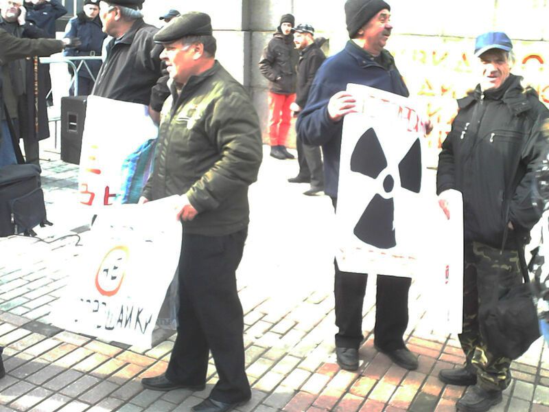 Чернобыльцы пикетируют Кабмин